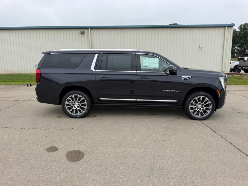 GMC Yukon XL Vehicle Full-screen Gallery Image 2