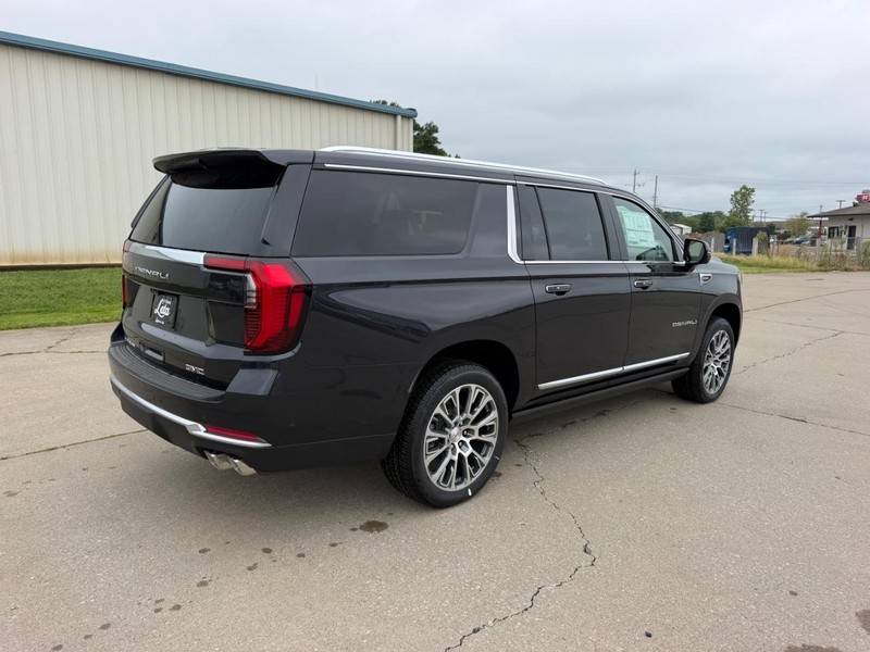 GMC Yukon XL Vehicle Full-screen Gallery Image 3