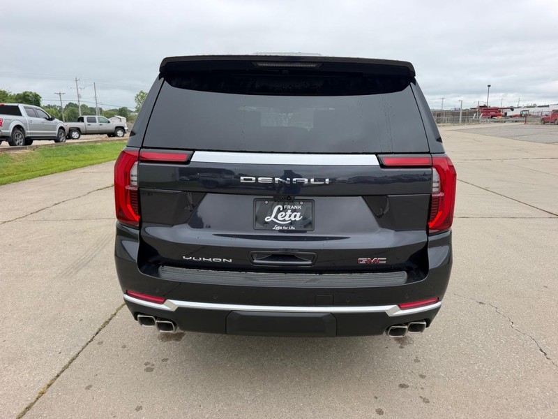 GMC Yukon XL Vehicle Full-screen Gallery Image 4