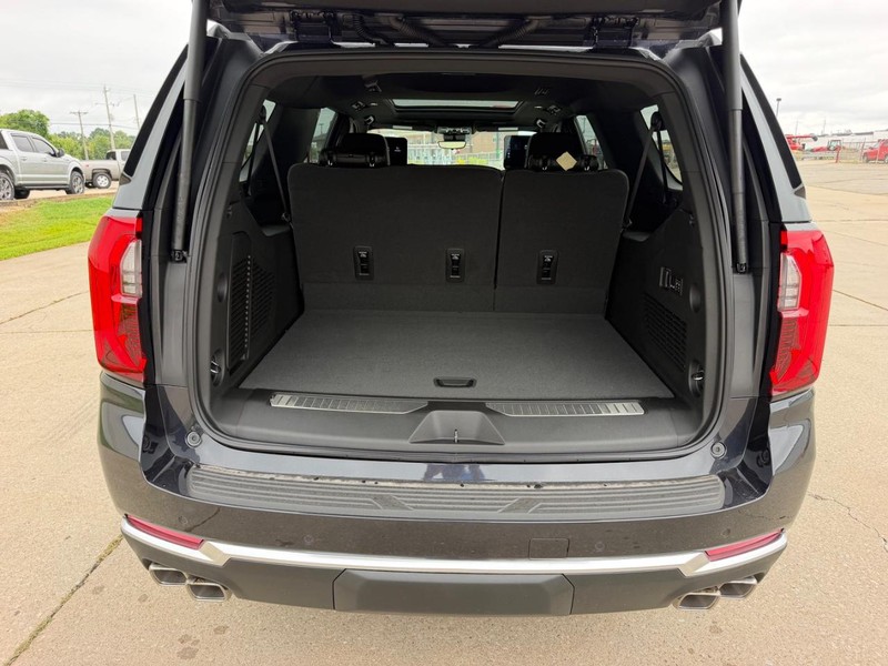 GMC Yukon XL Vehicle Full-screen Gallery Image 5