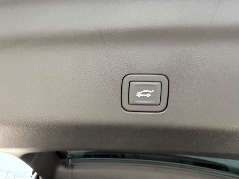 GMC Yukon XL Vehicle Full-screen Gallery Image 6