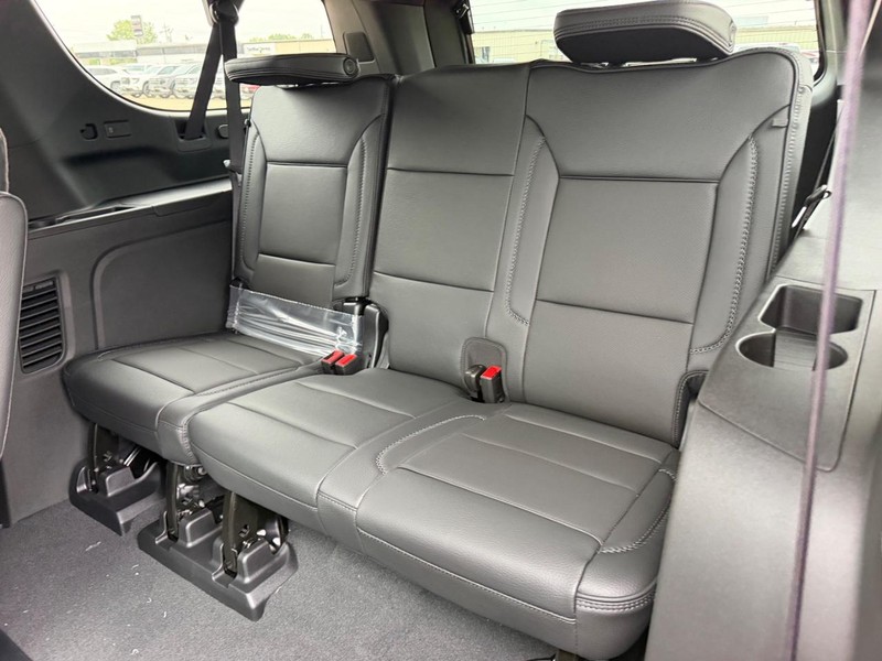 GMC Yukon XL Vehicle Full-screen Gallery Image 8