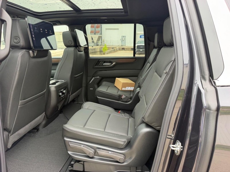 GMC Yukon XL Vehicle Full-screen Gallery Image 9