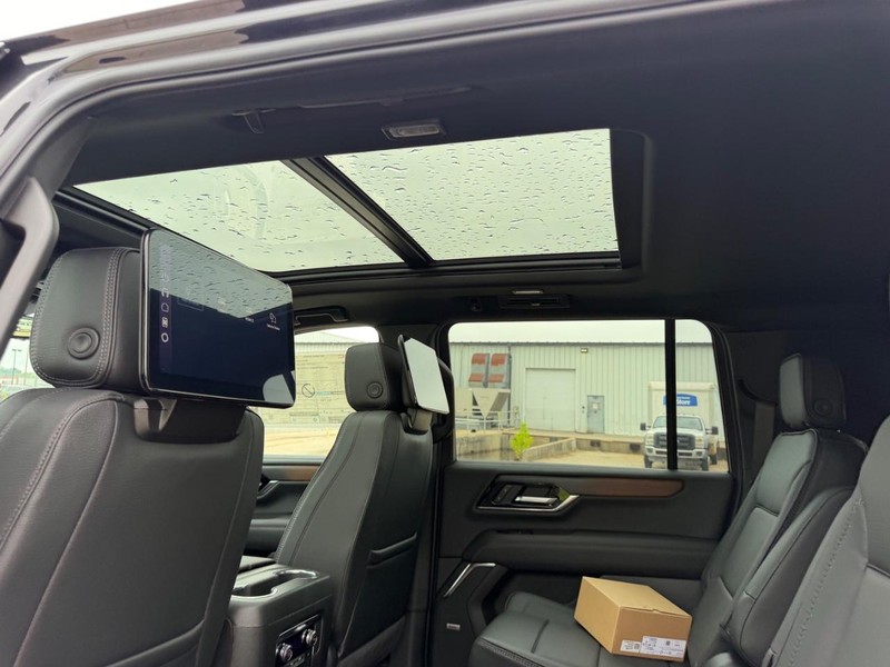 GMC Yukon XL Vehicle Full-screen Gallery Image 10
