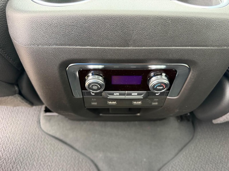 GMC Yukon XL Vehicle Full-screen Gallery Image 12