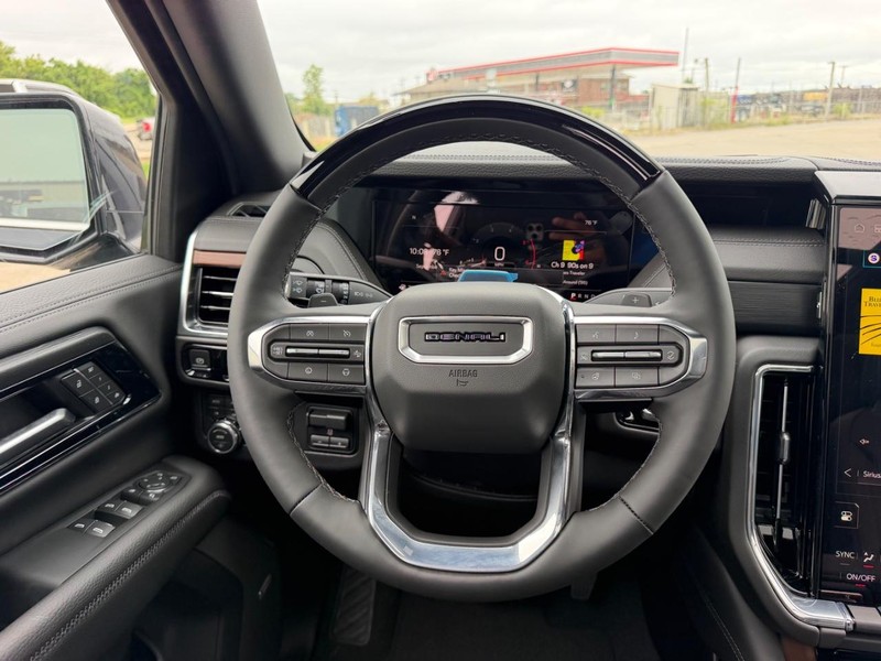 GMC Yukon XL Vehicle Full-screen Gallery Image 14