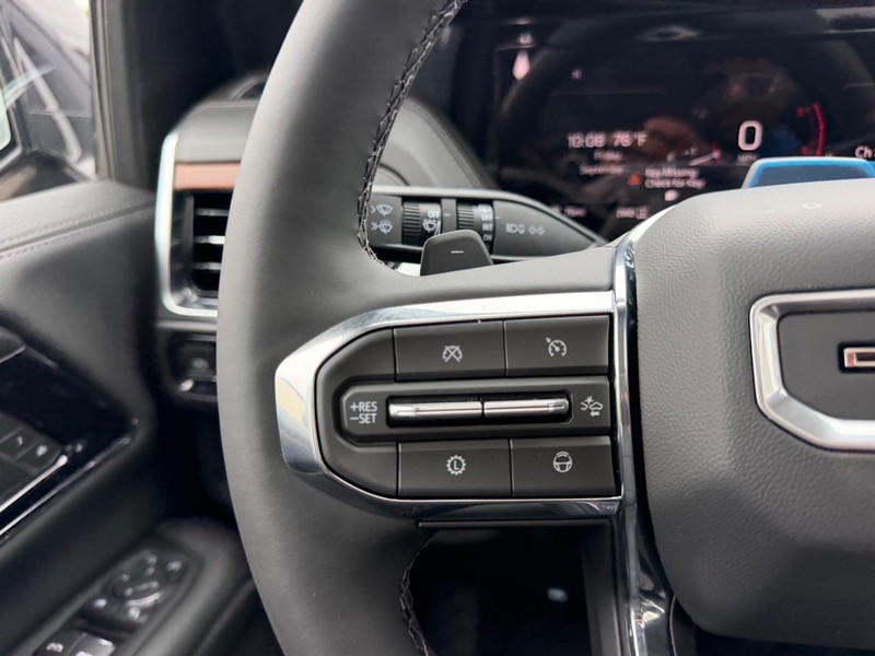 GMC Yukon XL Vehicle Full-screen Gallery Image 15