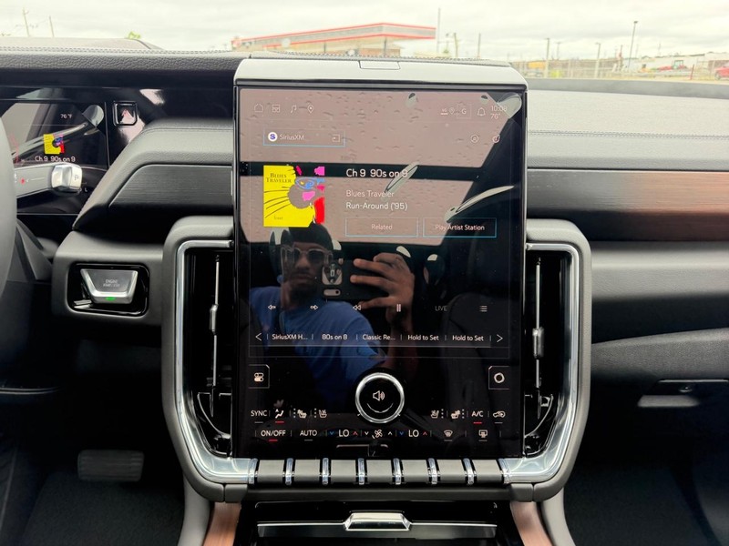 GMC Yukon XL Vehicle Full-screen Gallery Image 18
