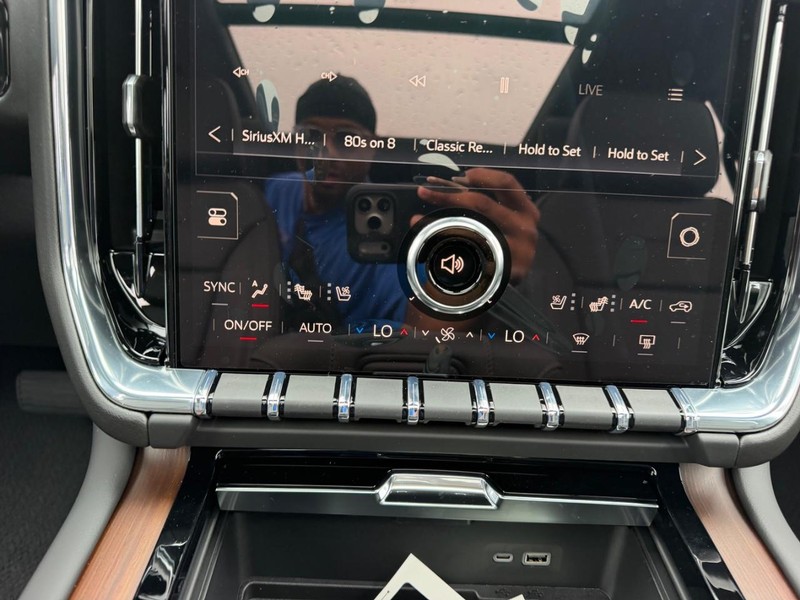 GMC Yukon XL Vehicle Full-screen Gallery Image 19