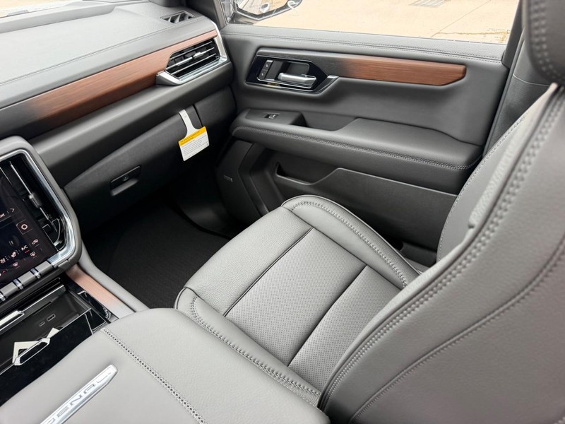 GMC Yukon XL Vehicle Full-screen Gallery Image 20