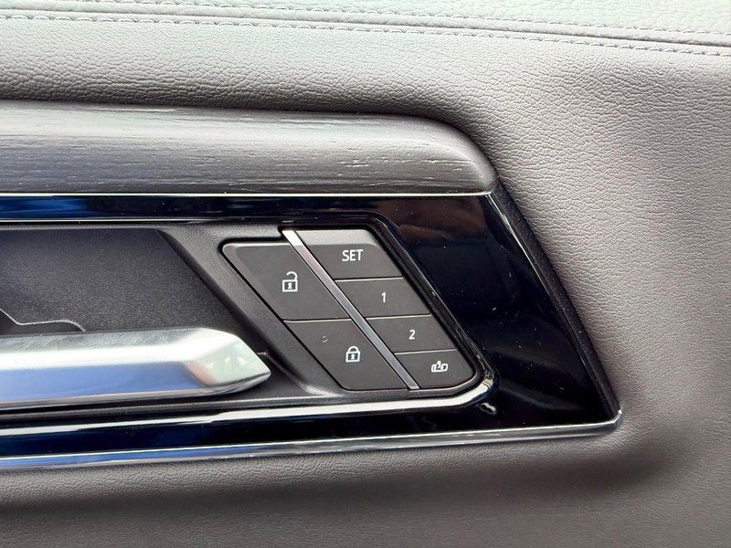 GMC Yukon XL Vehicle Full-screen Gallery Image 22