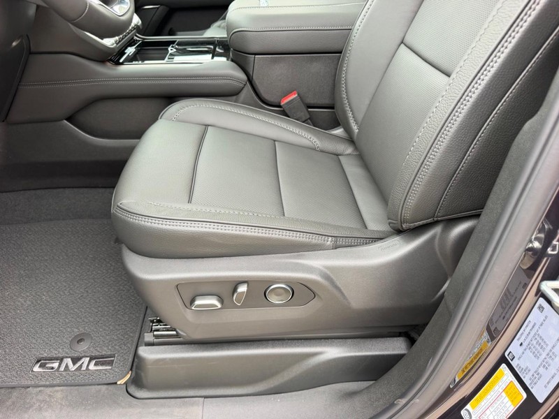 GMC Yukon XL Vehicle Full-screen Gallery Image 23