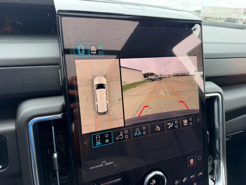 GMC Yukon XL Vehicle Full-screen Gallery Image 25