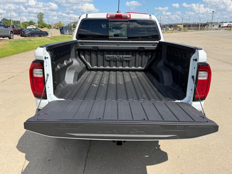 GMC Canyon Vehicle Full-screen Gallery Image 5