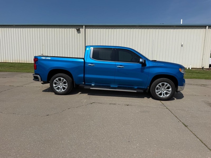 Chevrolet Silverado 1500 Vehicle Full-screen Gallery Image 02