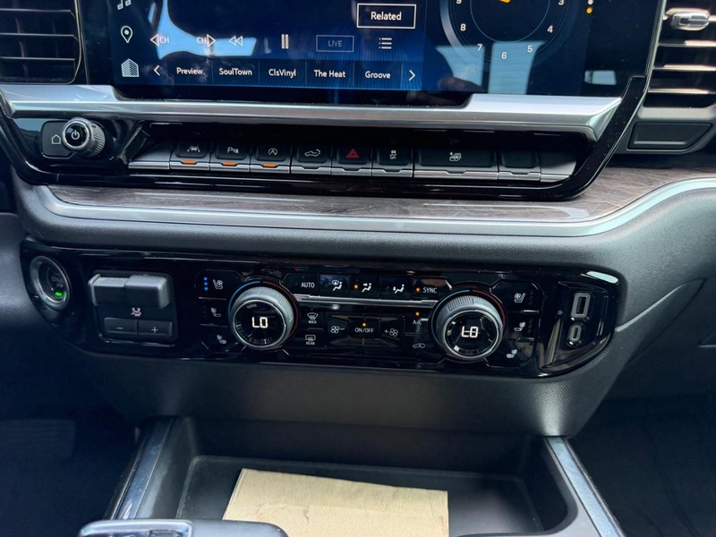 Chevrolet Silverado 1500 Vehicle Full-screen Gallery Image 13