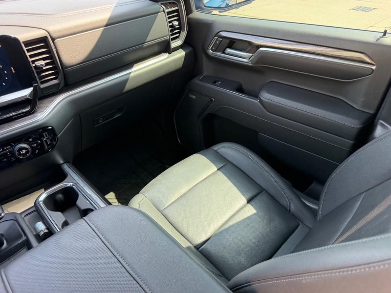 Chevrolet Silverado 1500 Vehicle Full-screen Gallery Image 15