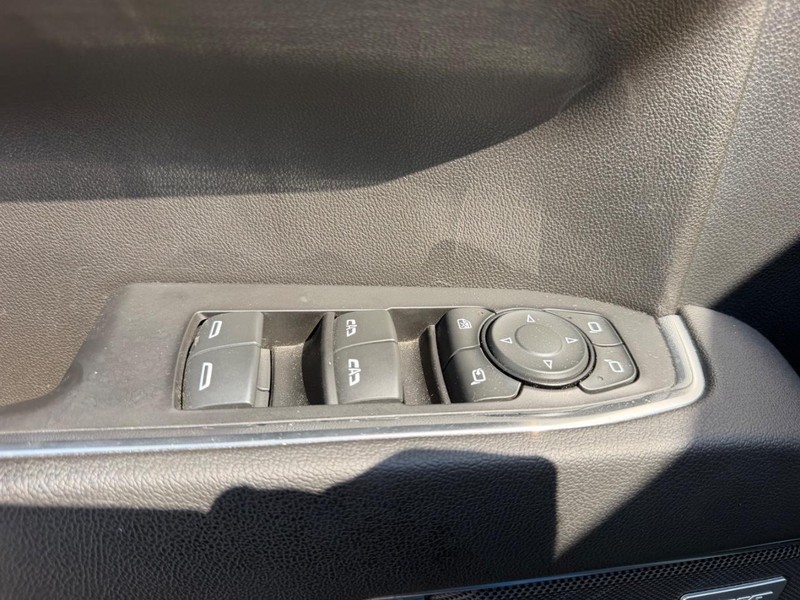 Chevrolet Silverado 1500 Vehicle Full-screen Gallery Image 16