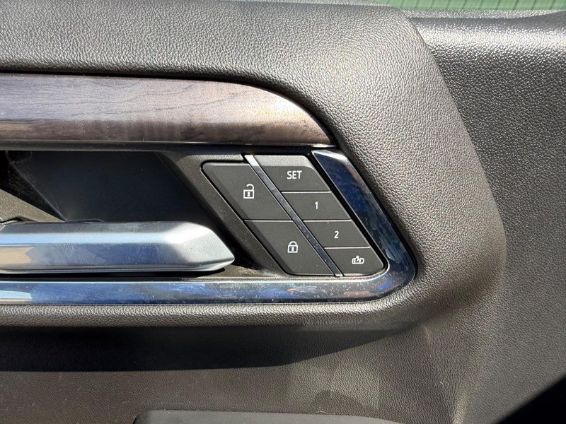 Chevrolet Silverado 1500 Vehicle Full-screen Gallery Image 17