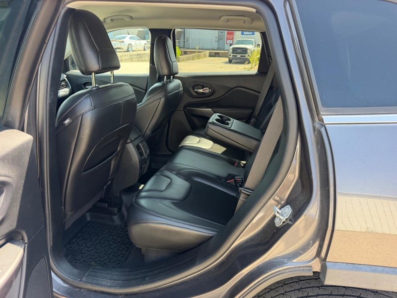 Jeep Cherokee Vehicle Full-screen Gallery Image 7