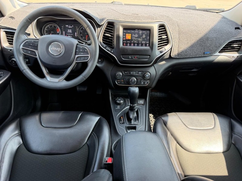 Jeep Cherokee Vehicle Full-screen Gallery Image 8