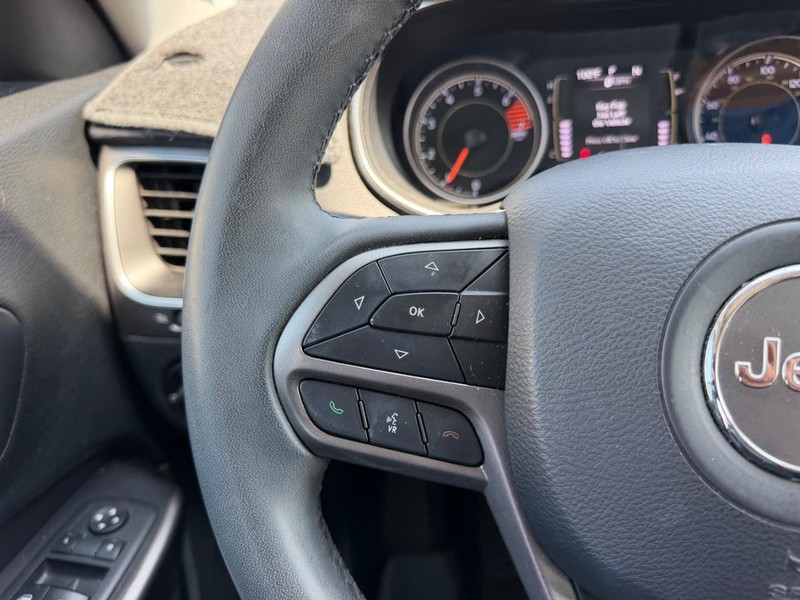 Jeep Cherokee Vehicle Full-screen Gallery Image 10