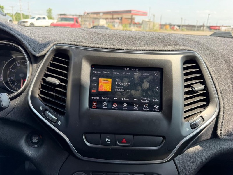 Jeep Cherokee Vehicle Full-screen Gallery Image 12