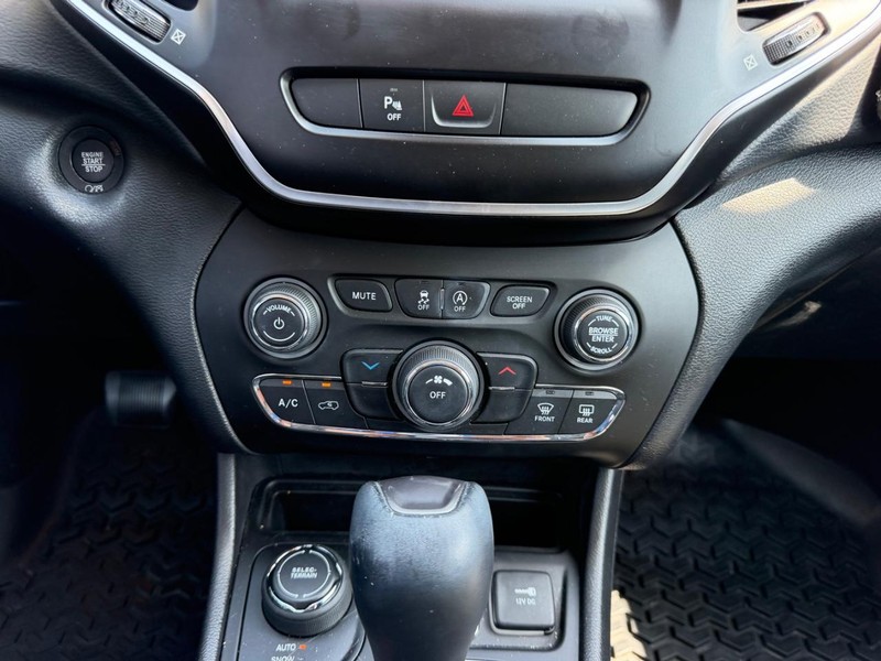 Jeep Cherokee Vehicle Full-screen Gallery Image 13