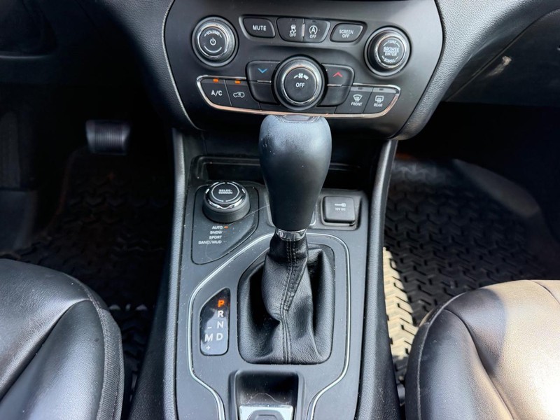 Jeep Cherokee Vehicle Full-screen Gallery Image 14