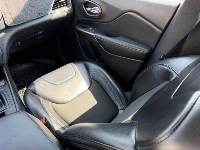 Jeep Cherokee Vehicle Full-screen Gallery Image 15