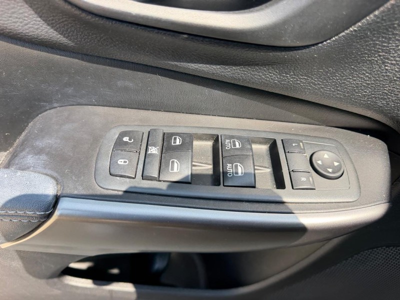 Jeep Cherokee Vehicle Full-screen Gallery Image 16
