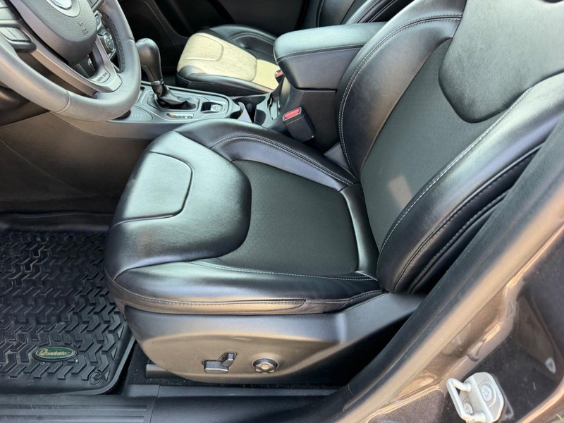 Jeep Cherokee Vehicle Full-screen Gallery Image 17
