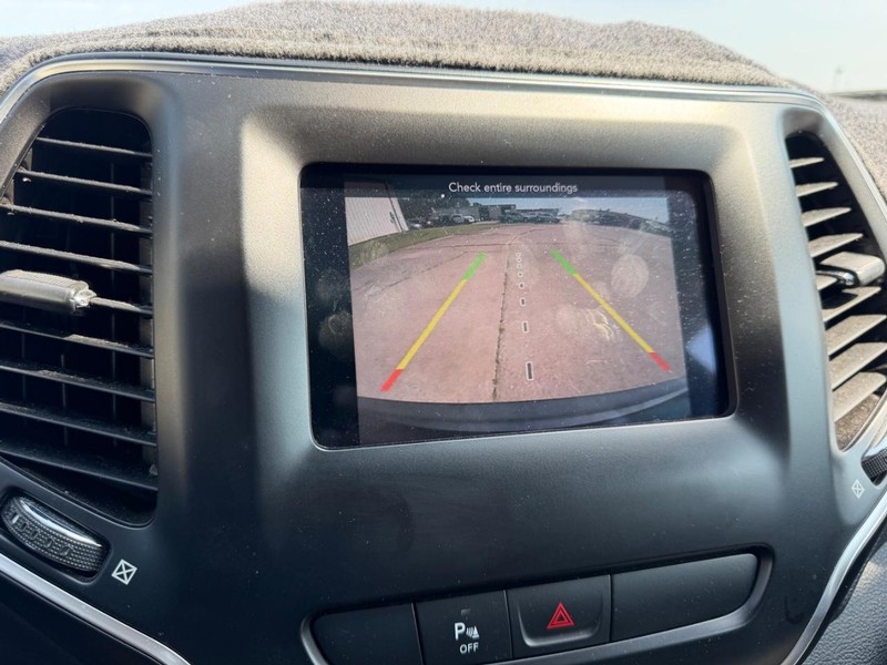 Jeep Cherokee Vehicle Full-screen Gallery Image 19