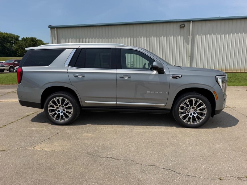 GMC Yukon Vehicle Full-screen Gallery Image 2