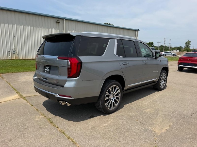 GMC Yukon Vehicle Full-screen Gallery Image 3