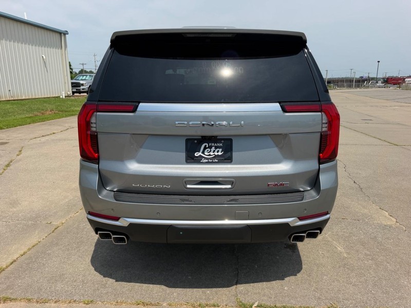 GMC Yukon Vehicle Full-screen Gallery Image 4