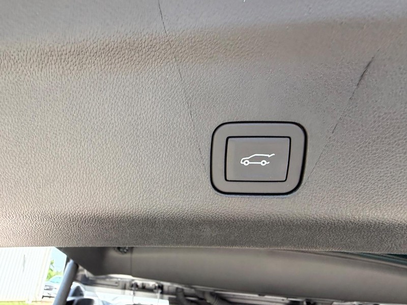 GMC Yukon Vehicle Full-screen Gallery Image 6