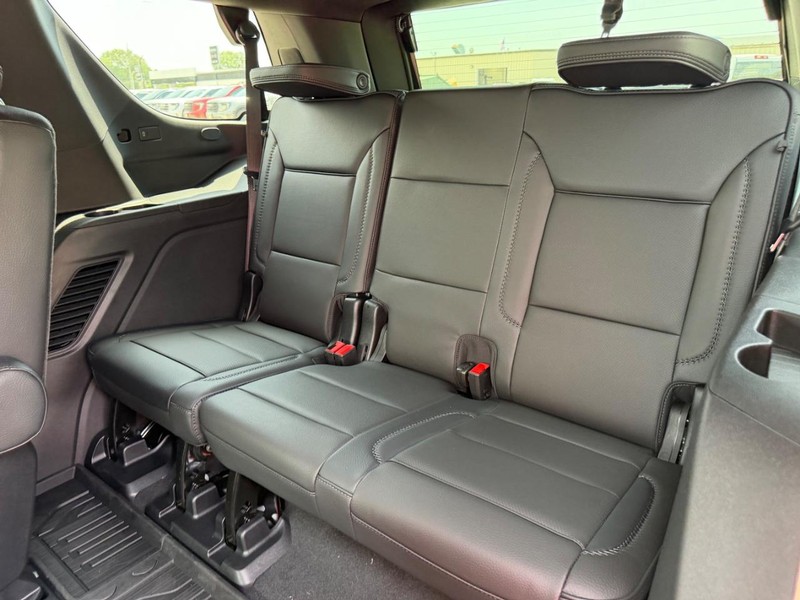 GMC Yukon Vehicle Full-screen Gallery Image 8