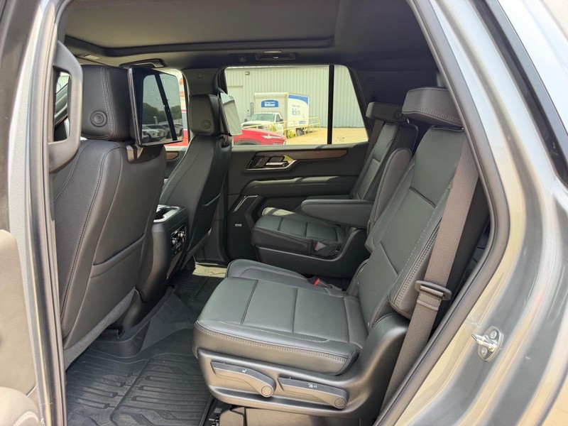 GMC Yukon Vehicle Full-screen Gallery Image 9
