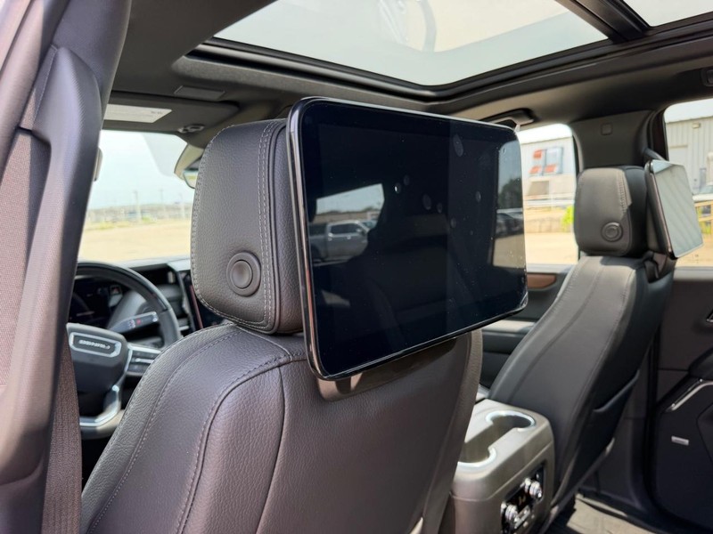 GMC Yukon Vehicle Full-screen Gallery Image 11