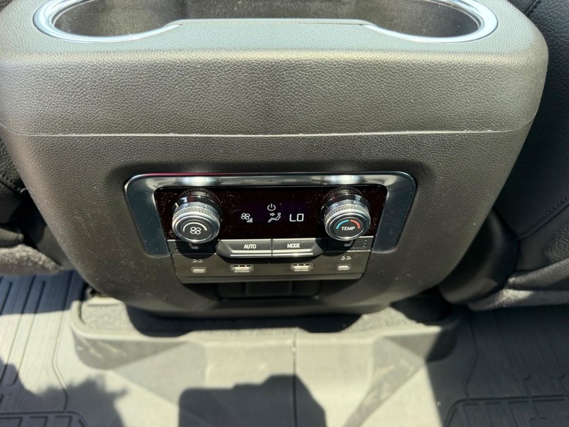 GMC Yukon Vehicle Full-screen Gallery Image 12