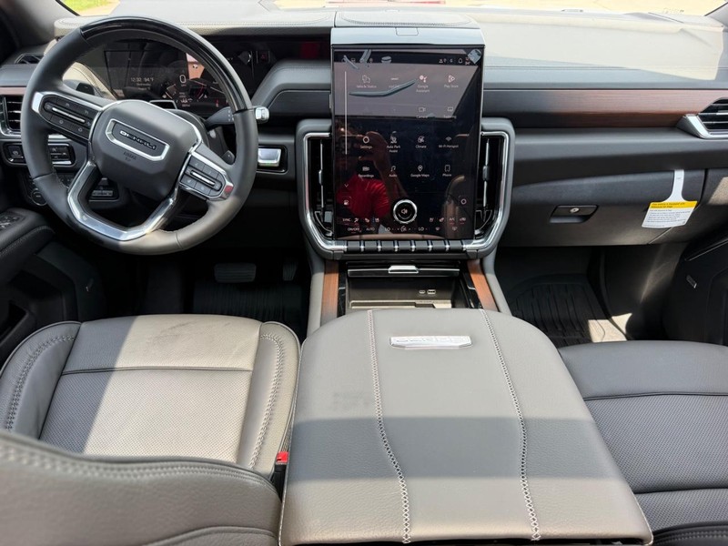 GMC Yukon Vehicle Full-screen Gallery Image 13