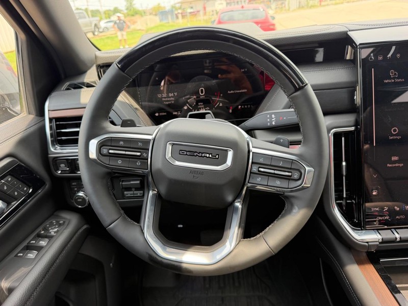 GMC Yukon Vehicle Full-screen Gallery Image 14