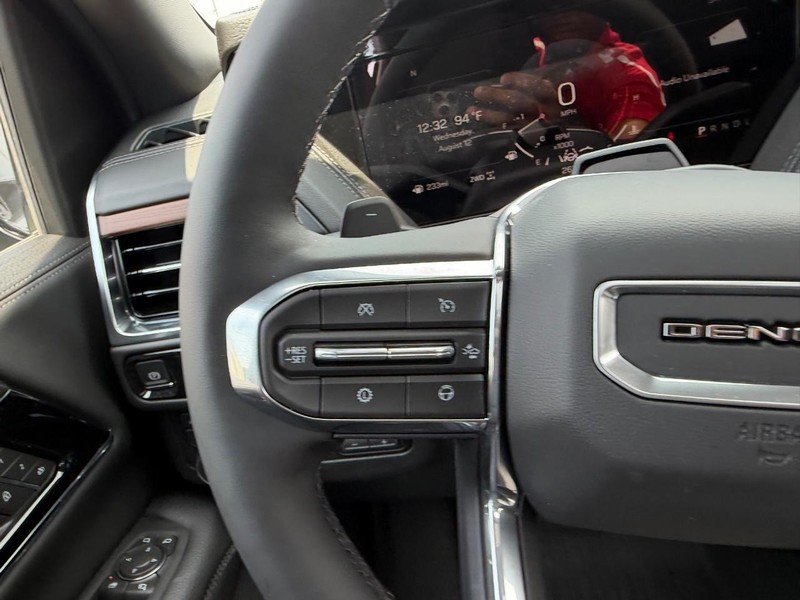 GMC Yukon Vehicle Full-screen Gallery Image 15