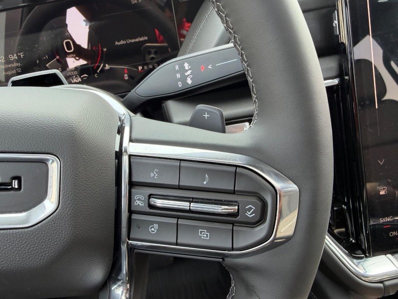 GMC Yukon Vehicle Full-screen Gallery Image 16