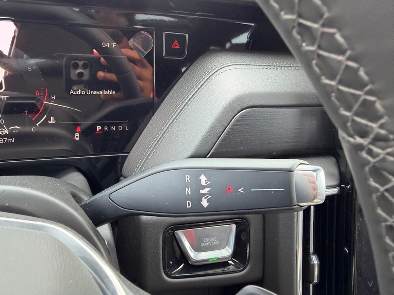 GMC Yukon Vehicle Full-screen Gallery Image 17