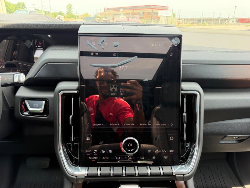 GMC Yukon Vehicle Full-screen Gallery Image 18