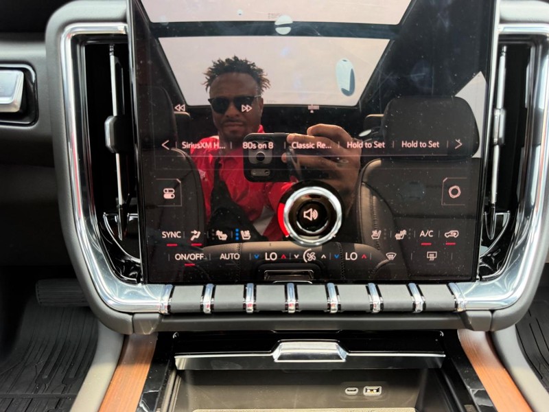 GMC Yukon Vehicle Full-screen Gallery Image 19
