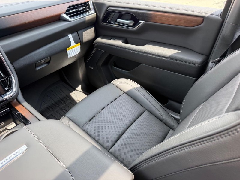 GMC Yukon Vehicle Full-screen Gallery Image 20