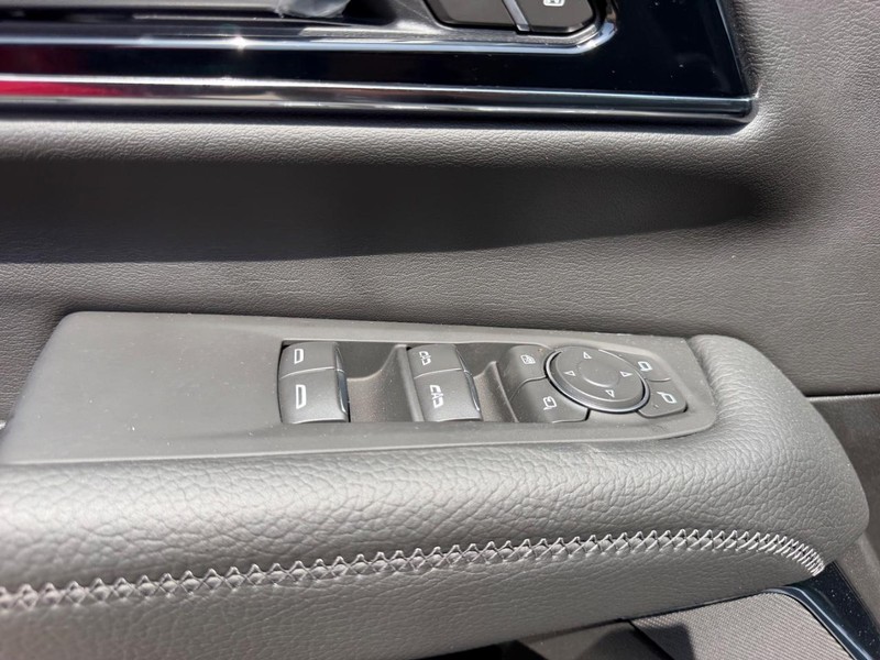 GMC Yukon Vehicle Full-screen Gallery Image 21